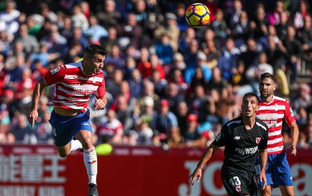 Joselu remata de cabeza en el partido ante el Sevilla Atlético/Fermín Rodríguez