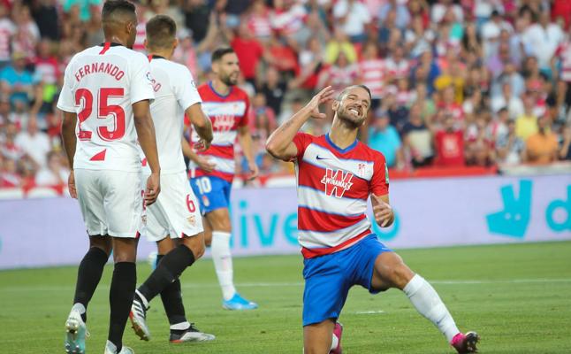 Roberto Soldado se lamenta tras una oportunidad perdida del Granada./R. L. P.