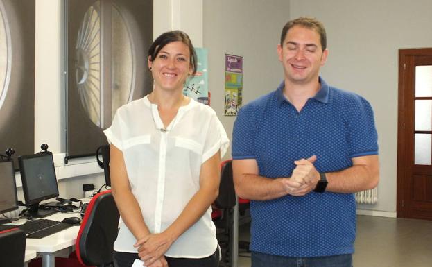 El concejal ha presentado a la nueva dinamizadora, Nely Orihuela.