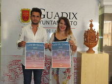 El autor del cartel y la concejala de Fiestas durante la presentación.