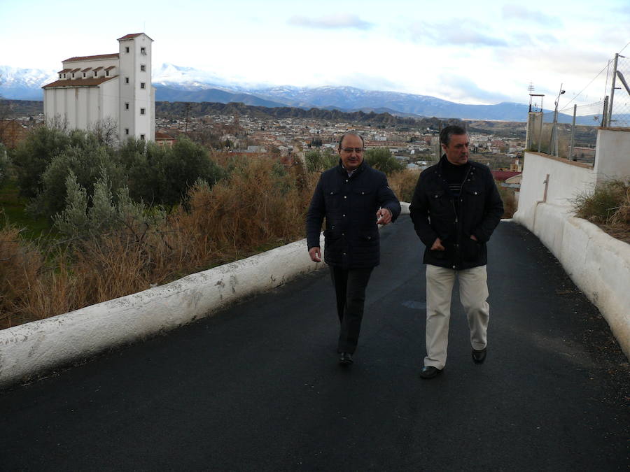 El gerente de Aguas de Guadix y el concejal de Obras visitan la actuación. /IDEAL GUADIX