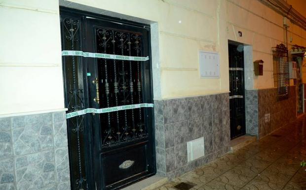 La vivienda de la pareja fue precintada por la Guardia Civil. /TORCUATO FANDILA