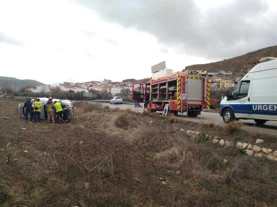 El vehículo quedó volcado sobre su lado derecho tras salvar un pequeño desnivel. J. J. PÉREZ/