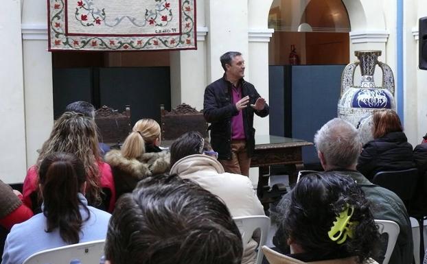 El concejal Francisco Avilés recibió a los beneficiarios. /IDEAL GUADIX