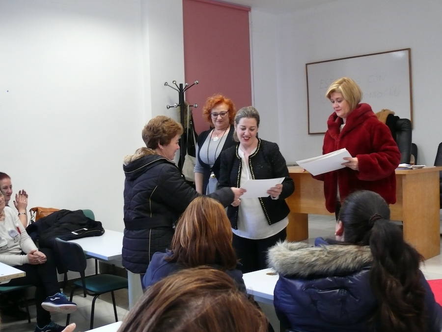 La alcaldesa ha entregado los diplomas a las mujeres. /IDEAL GUADIX