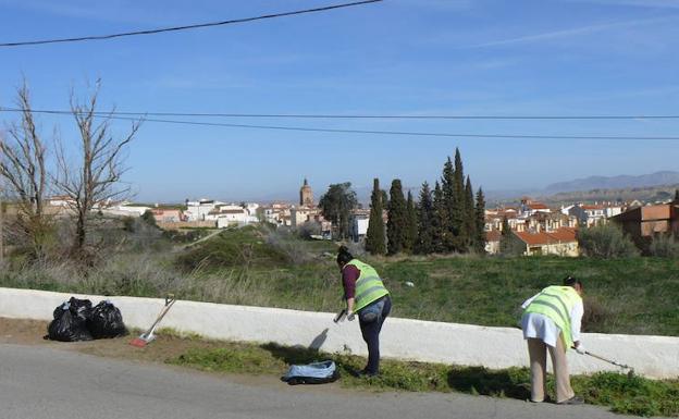 El Programa Extraordinario de Ayuda a la Contratación realiza actuaciones de pintura y limpieza