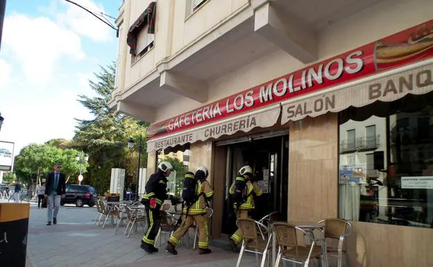 Un incendio en la cafeterÃ­a Los Molinos sorprende a Guadix a primera hora de la maÃ±ana