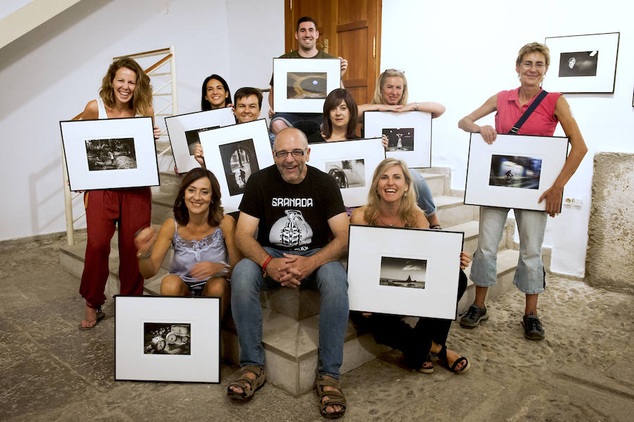 Javier Linares, con los fotógrafos participantes.