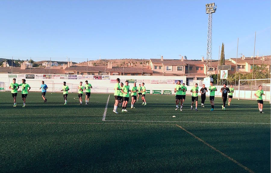 Entrenamiento de la nueva plantilla del CD Huétor Vega.