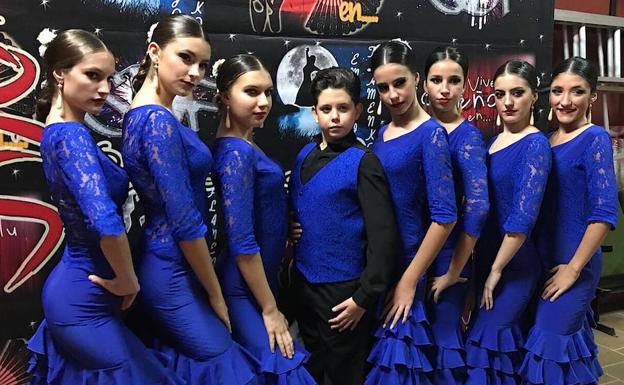 El elenco de bailoras, en el certamen marbellí./IDEAL