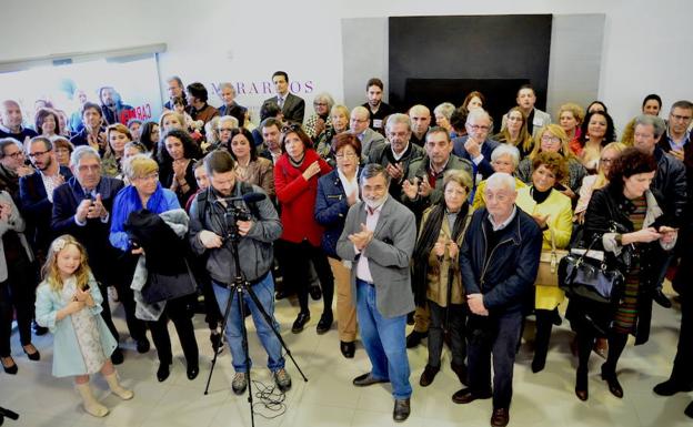 Afluencia en la entrada en el acto de presentación.