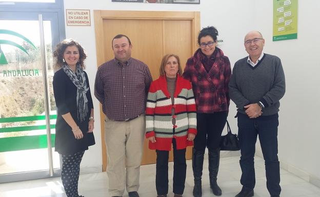 El director provincial de Andalucía Emprende y los técnicos del CADE de Vera junto a las nuevas emprendedoras alojadas./IDEAL