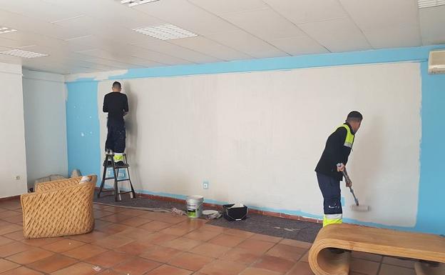 Actualmente los operarios se encuentran pintando la Oficina de Turismo./IDEAL
