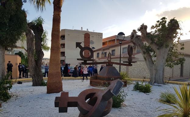 Junto a la balanza se encuentra el artículo 14 de la Constitución Española/IDEAL
