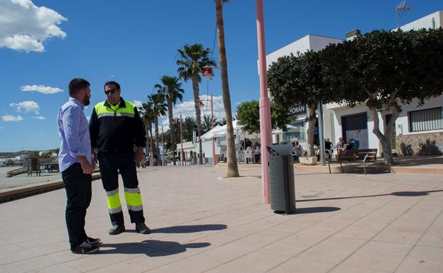 El concejal de Servicios Urbanos, Pedro José Venzal, hizo un recorrido por el paseo marítimo para comprobar la instalación./IDEAL