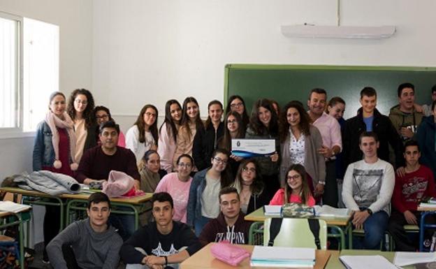 El alcalde de Carboneras y la concejala de Cultura y Educación entergaron la subvención a los alumnos del IES Juan Goytisolo para el viaje de fin de curso. /IDEAL