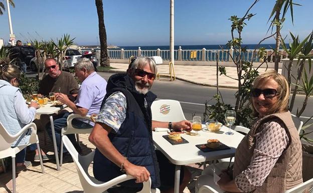 Vecinos y visitantes, tanto españoles como extranjeros, llenan los establecimietos con motivo de la Ruta de la Tapa de Garrucha./IDEAL