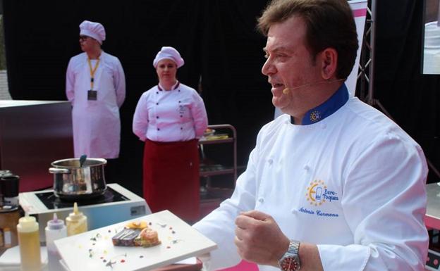 El chef Antonio Carmona, de Terraza Carmona, durante su ponencia en la tarde de ayer en Degustho, en Huércal-Overa./IDEAL