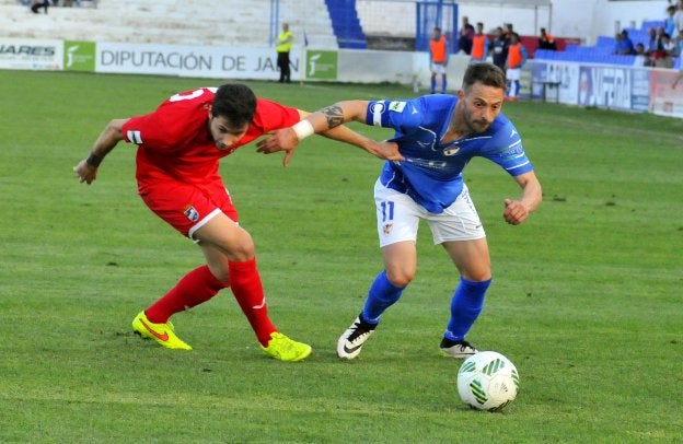 El capitán del Linares deja atrás a un defensor en un partido de este año en Linarejos.