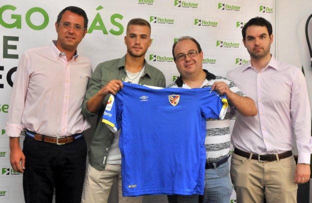 La directiva azulilla posa con su nuevo jugador y el nuevo patrocinador del equipo.