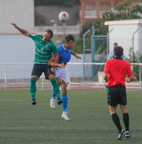 Juanfran salta por un balón dividido en el encuentro del domingo en Huétor Vega: