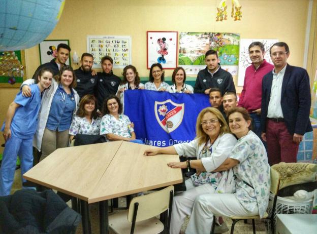 Los azulillos posan con el personal del hospital San Agustín./LD