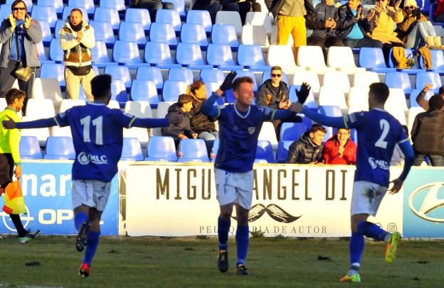 Barba y Palomeque corres a abrazar a Pekes después de conseguir su último gol ante el Almería./ENRIQUE