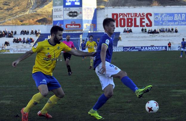 Pekes controla un balón ante la presión del defensa. /ENRIQUE