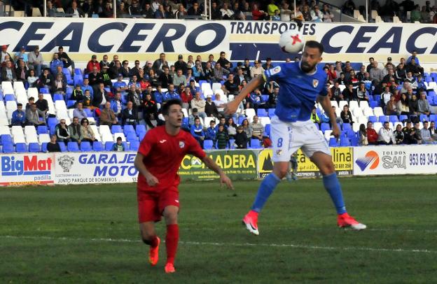 Sergio Ortiz cabeceando un balón dentro del área, en un partido en Linarejos
/ENRIQUE