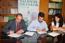 Momento de la firma del convenio entre Talento Granada y Ayuntamiento de Loja.