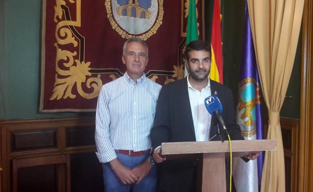 El concejal de Gobernación, José Barea, y el alcalde, Joaquín Camacho.