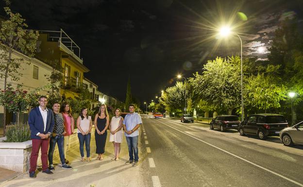 El equipo de gobierno, en una de las calles de la localidad. /IDEAL
