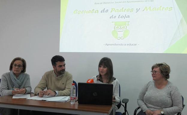 La escuela de madres y padres de Loja se abre a abuelos y docentes e incorpora atención personalizada