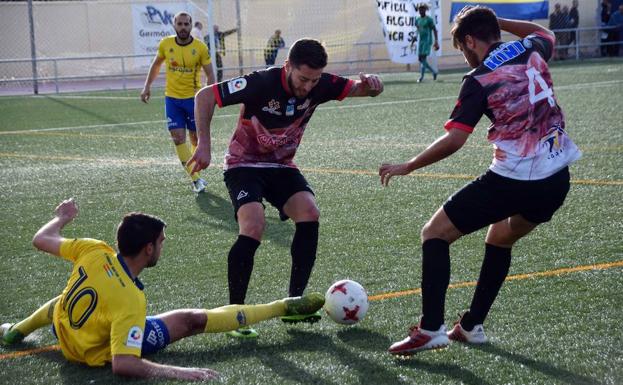 El Huétor se complica el play-off tras caer también en el derbi ante el Loja