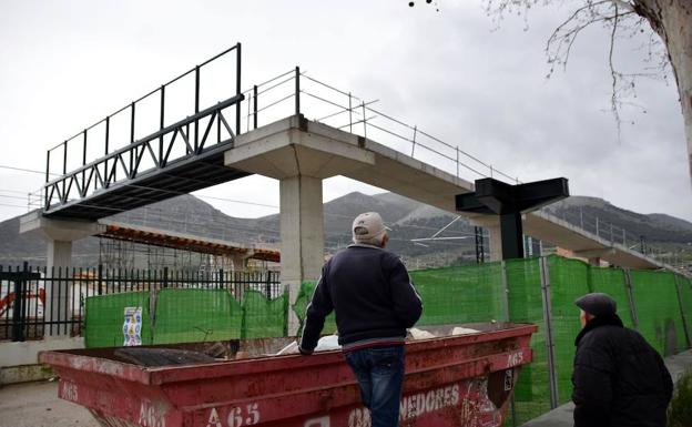 Instalan sobre la vía del AVE la pasarela peatonal del barrio lojeño de La Estación