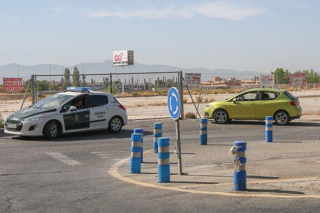 La Guardia Civil y el vehículo verde utilizado por los atracadores./Ramón L. Pérez