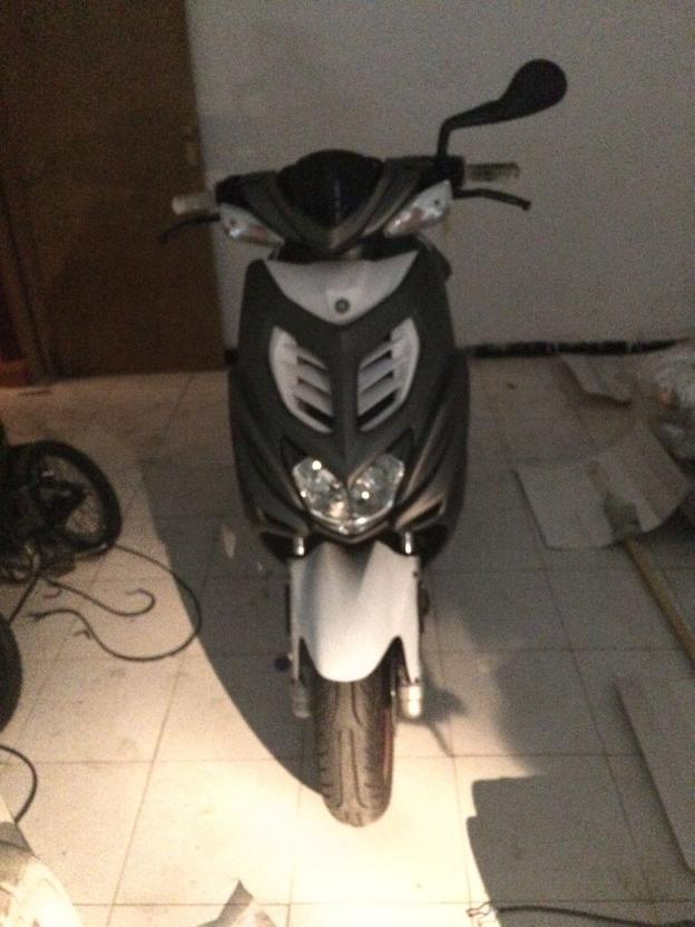 Una de las motos robadas, arriba se ven piezas en la casa y abajo se observa un remolque cargado./IDEAL