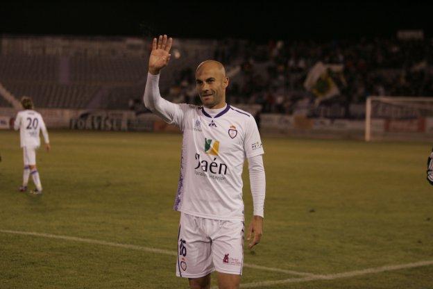 Óscar Quesada, aplaudido por la afición tras ser sustituido en un partido.