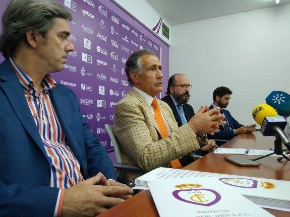 Directiva del Real Jaén, con Tomás Membrado, en el centro.