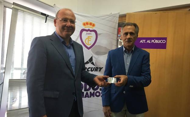 El alcalde de Jaén, Javier Márquez, recibe el carnet de abonado de manos de Tomás Membrado.