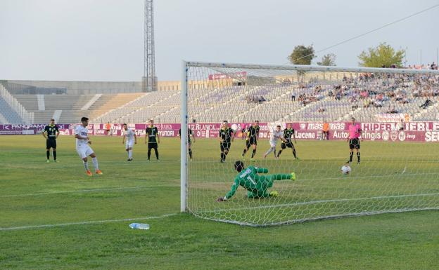 Gol de penalti de Víctor Armero al CD El Palo, en el partido que jienenses y malagueños empataron en el Nuevo La Victoria.