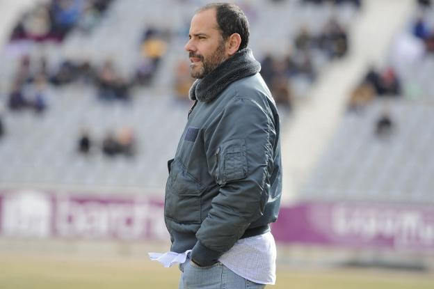 Salva Ballesta observa un partido desde la banda de La Victoria. /JUAN DE DIOS ORTIZ