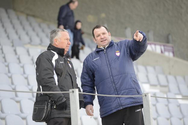 Pipiolo (derecha) conversa con un aficionado blanco en la grada del Nuevo La Victoria, antes del partido ante el Antequera. /JUAN DE DIOS ORTIZ