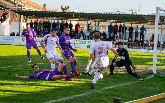 El Real Jaén ganó en Martos su cuarto partido de la era García Tébar. /ANA TEBA