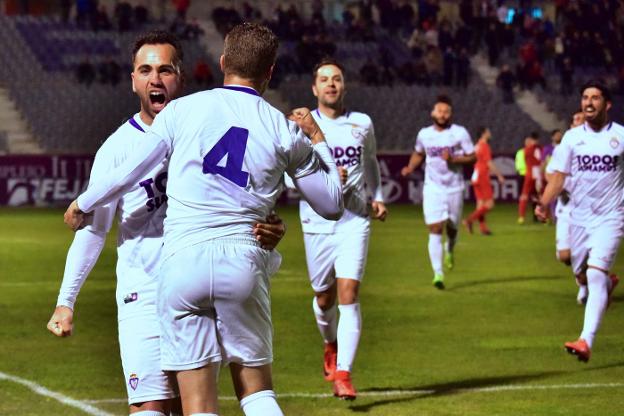 Los jugadores blancos celebran uno de los tantos en el partido aplazado ante el CF. Motril./@BESTPHOTOSOCCER