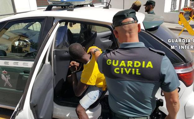 Detención realizada por la Guardia Civil durante la operación 'Atezado'.