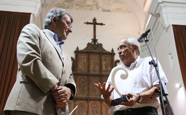 Antonio Sánchez Montoya entrega el premio a José Nieto./ROMÁN
