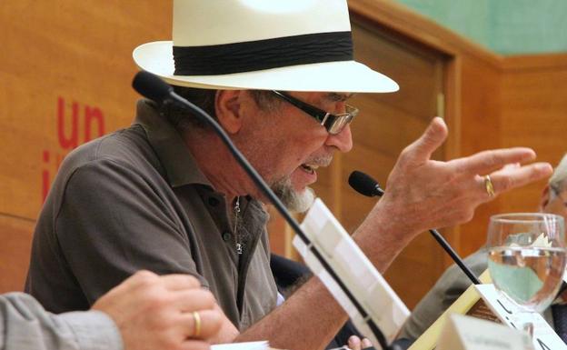 Joaquín Sabina en un acto académico.