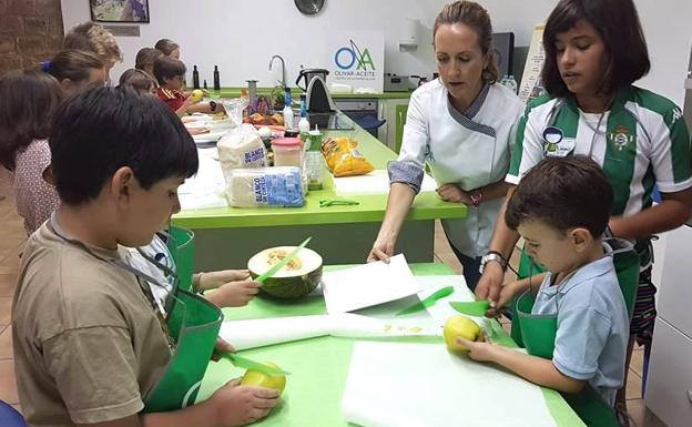 Algunos de los menores participantes en el taller.