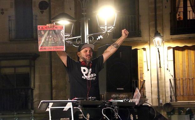 DJ Kaderas animó anoche la plaza de Andalucía.